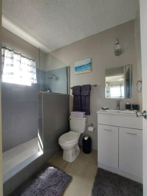 Modern Apartment At The Worthington キングストン エクステリア 写真