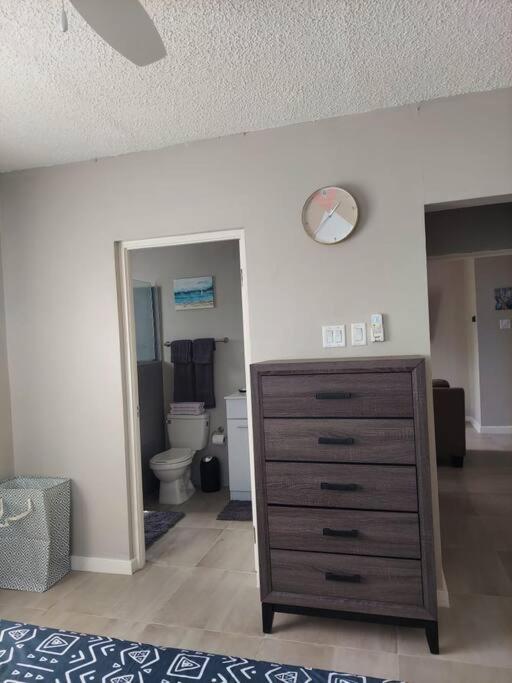 Modern Apartment At The Worthington キングストン エクステリア 写真