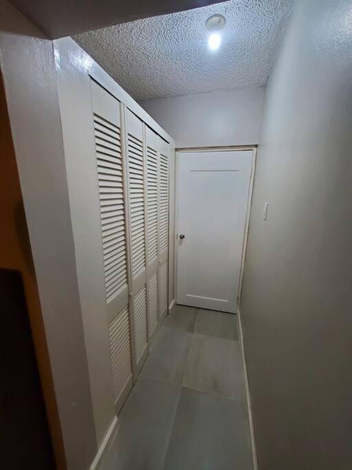 Modern Apartment At The Worthington キングストン エクステリア 写真