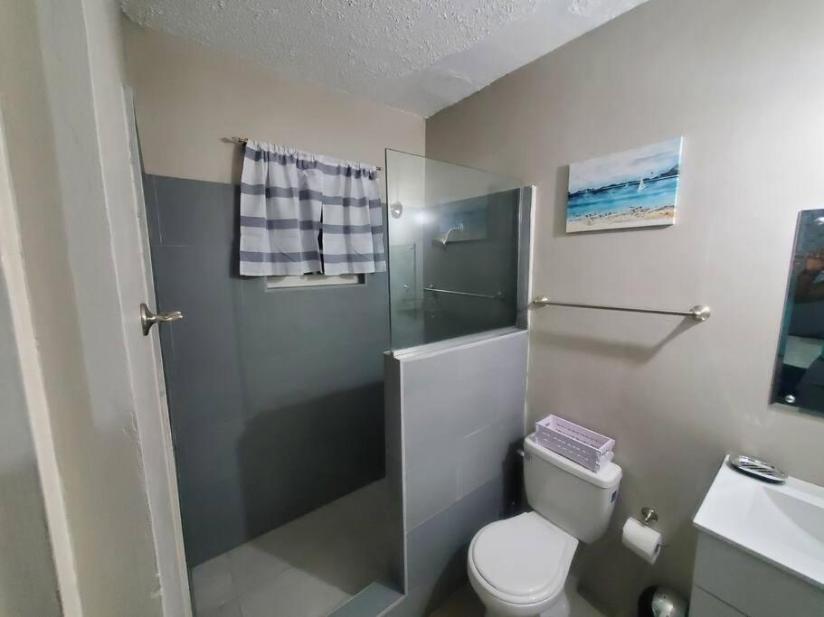 Modern Apartment At The Worthington キングストン エクステリア 写真
