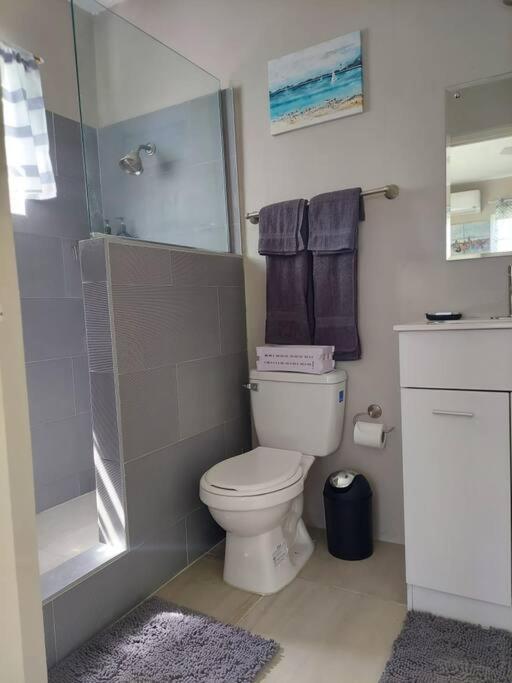 Modern Apartment At The Worthington キングストン エクステリア 写真