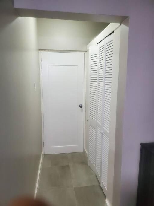 Modern Apartment At The Worthington キングストン エクステリア 写真