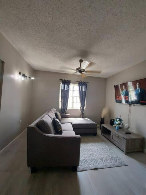 Modern Apartment At The Worthington キングストン エクステリア 写真