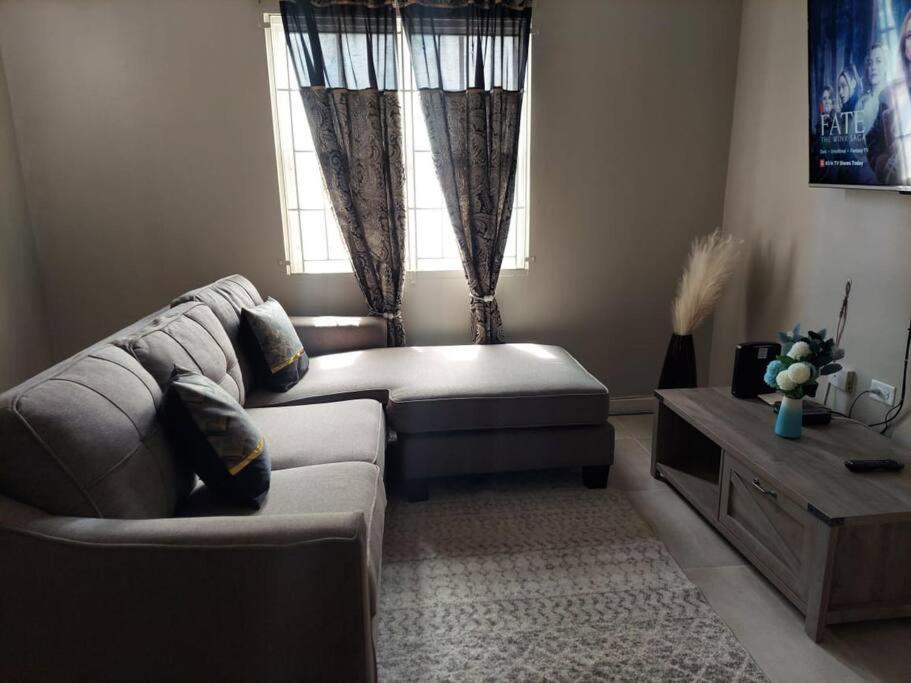 Modern Apartment At The Worthington キングストン エクステリア 写真